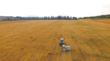 Traktör balya saman balya anız alanında yapma