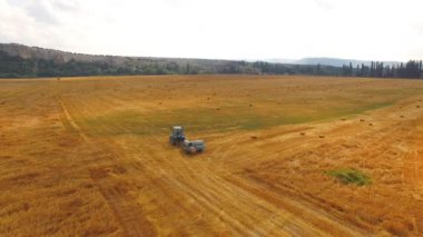 Traktör Baler anız alanında sürüş