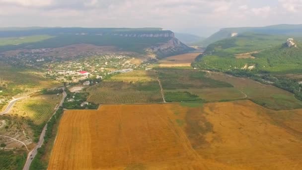Panorama fantástico de terreno montanhoso e campos de colheita — Vídeo de Stock