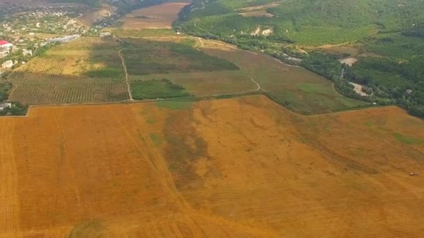 Vista aérea da localidade montanhosa e campos agrícolas — Vídeo de Stock