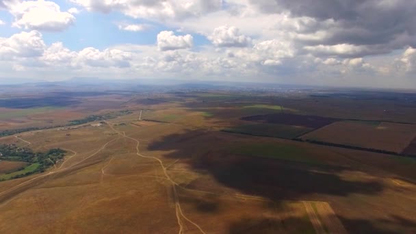 Солнечные электростанции среди сельскохозяйственных полей — стоковое видео
