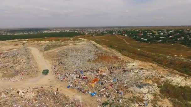 Grand dépotoir de déchets urbains dans les banlieues en Ukraine — Video