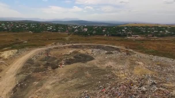 Riesige städtische Mülldeponie in einem Vorort in der Ukraine — Stockvideo