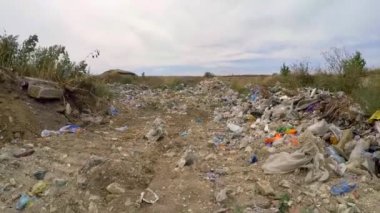 Yığın Ukrayna banliyöde, çöp ve atıklar terk