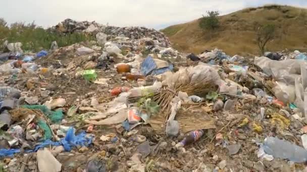 Hausmüllhaufen auf spontaner Müllkippe in Vororten der Ukraine — Stockvideo