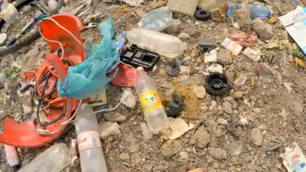 Отходы и мусор выбрасывают в кучу на свалке в пригороде Украины — стоковое видео