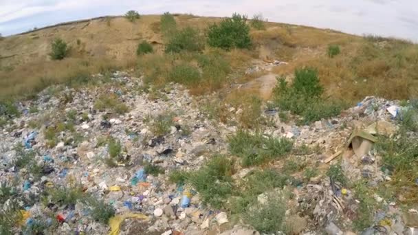 Śmieci i odpady w spontaniczne składowiska na przedmieściach na Ukrainie — Wideo stockowe