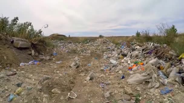 Basura y residuos vertidos en un montón en los suburbios de Ucrania — Vídeos de Stock