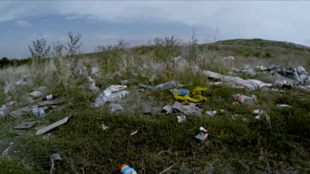 Lixo despejado espalhado ao redor da estrada na Ucrânia — Vídeo de Stock