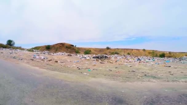 Vertedero de basura a lo largo del camino en Ucrania — Vídeo de stock