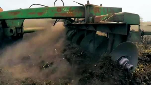 Tracteur rural soufflant champ agricole en Russie 