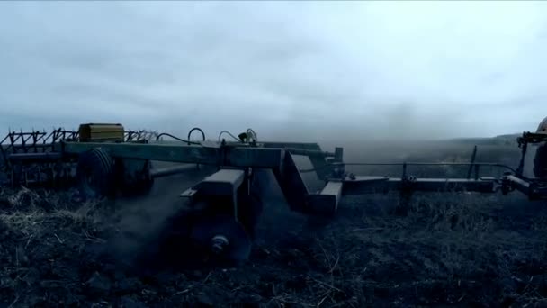 Traktor pflügt landwirtschaftliches Feld in der Dämmerung — Stockvideo