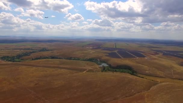 Avião de passageiros voando sobre campos rurais e desembarque — Vídeo de Stock