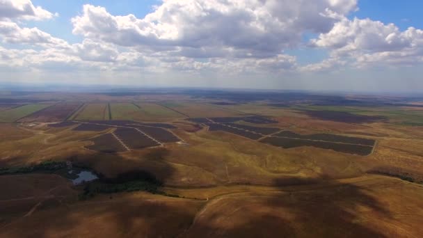 Cielo nublado sobre centrales solares en campos rurales — Vídeos de Stock