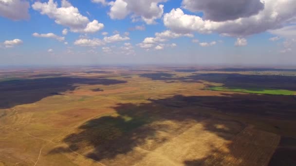 Панорама сельскохозяйственных полей в облачном ландшафте — стоковое видео
