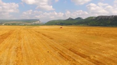 Hasat birleştirmek alanında çalışan