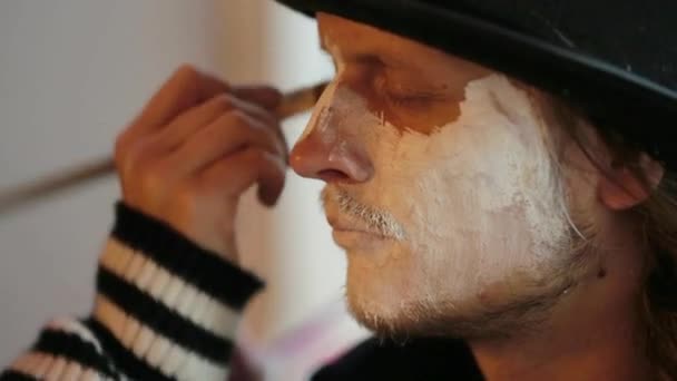 アーティストに適用の化粧がハロウィンで顔をマンします。 — ストック動画