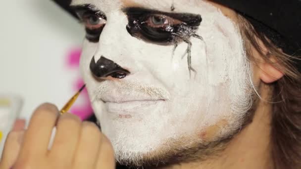 Artista Mão pintura Mans Nariz Preto no Halloween — Vídeo de Stock