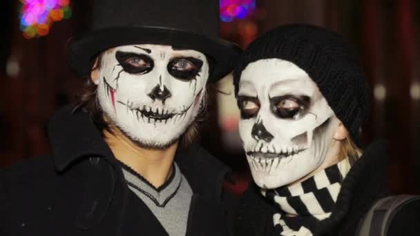 Hombre joven y mujer con espeluznante maquillaje de Halloween — Vídeo de stock