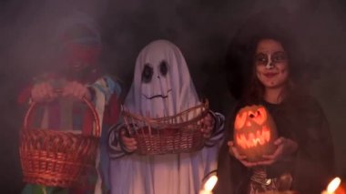 Cadılar Bayramı kostümlü çocuklar