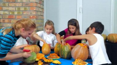 Çocuk ve yetişkin Halloween Pumpkins Temizleme