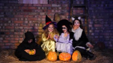 Cadılar Bayramı küçük canavar sihir yapıyorsun