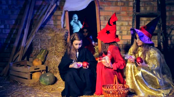 Crianças em trajes de Halloween assustadas pelo fantasma — Vídeo de Stock