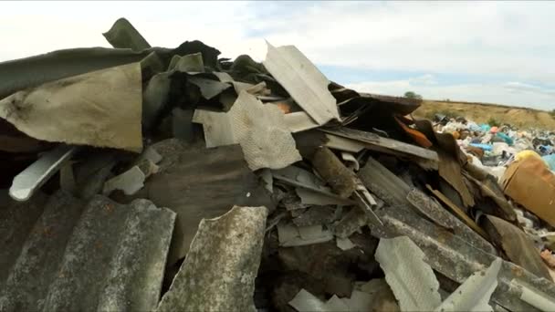 Déchets de construction jetés dans une énorme pile en Ukraine — Video