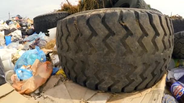 汽车车轮在垃圾场 — 图库视频影像