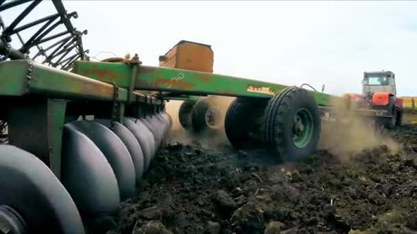 Remolque del tractor que sopla el suelo en el campo — Vídeos de Stock