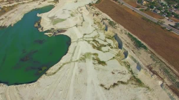 Luftaufnahme. Grüner See im Steinbruch in Bakhchisarai, Krim — Stockvideo