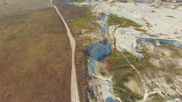 VUE AÉRIENNE. Fonte ouverte de calcaire à Bahchisarai, Crimée — Video