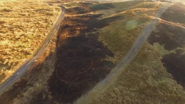 VISTA AERIAL. Nápoles escita con hierba quemada dañada por el fuego, Crimea — Vídeos de Stock