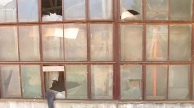 Terk edilmiş binanın kırık pencereleri