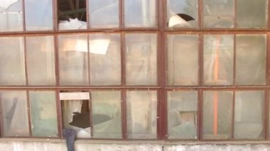 Terk edilmiş binanın kırık pencereleri