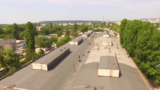 Luchtfoto. Dak van met meerdere artikelen gebouw In de stad op de Krim — Stockvideo