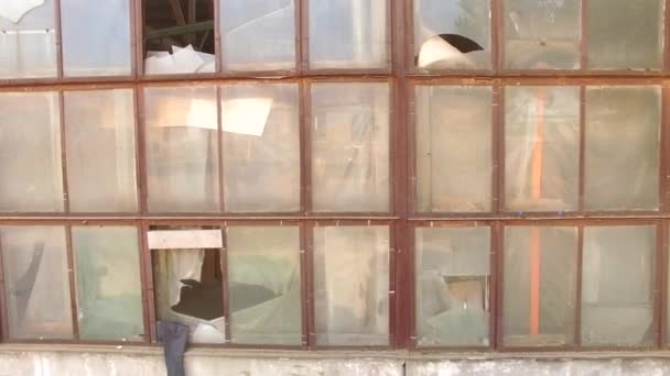 Trasiga fönster i övergiven byggnad — Stockvideo