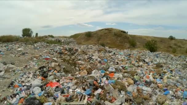 Огромный мусорный бак за пределами города в Украине — стоковое видео