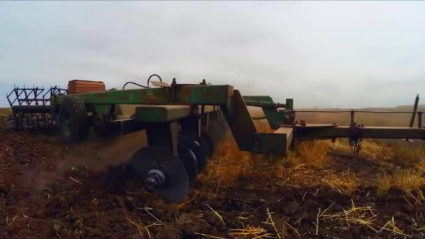 Traktor-pótkocsi szántás mezőgazdasági területen — Stock videók