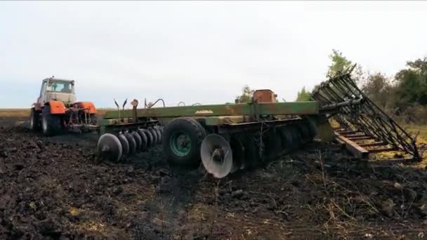 Tractor rural que cultiva el suelo del campo agrícola — Vídeos de Stock