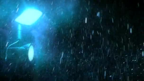 Snø som faller med lampelys som skinner klart – stockvideo
