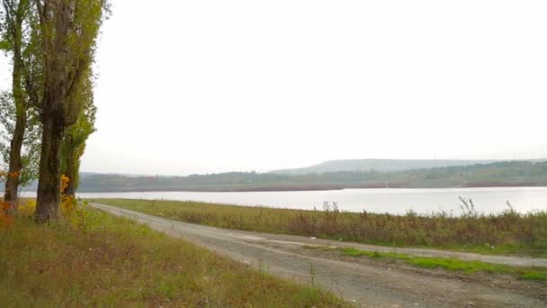 Paisagem outonal com lago — Vídeo de Stock