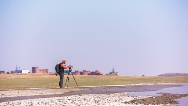 Caméraman faisant de la vidéo à Mud Volcano Valley, Crimée — Video