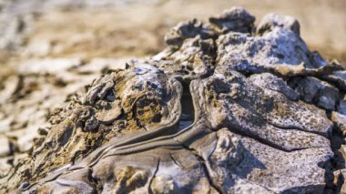 Aktif Bebek Bezi Volkanı İçindeKi Çukur Boyunca Akan Gri Çamur