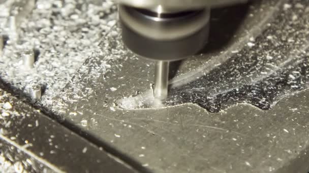 Close-up shot: draaibank is snijden aluminium. — Stockvideo