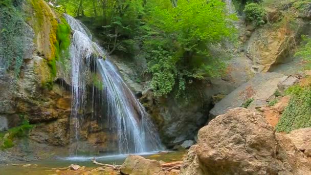 Erstaunliche Wasserfall dzhur dzhur in Bewegung — Stockvideo