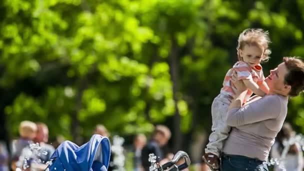 Feliz madre y bebé disfrutando de las fuentes en el parque — Vídeos de Stock