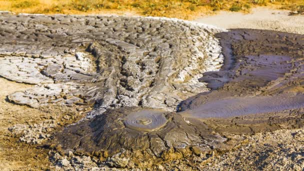 ゆっくりと溶岩を噴出小さいアクティブな泥スラム — ストック動画