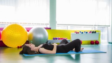 Rahatlatıcı Yoga poz yalan kadın uygun