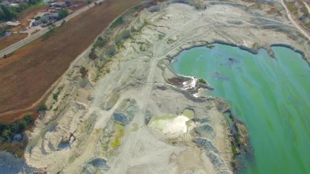Luftaufnahme. Grüner See in offener Grube in Bakhchisarai, Krim — Stockvideo